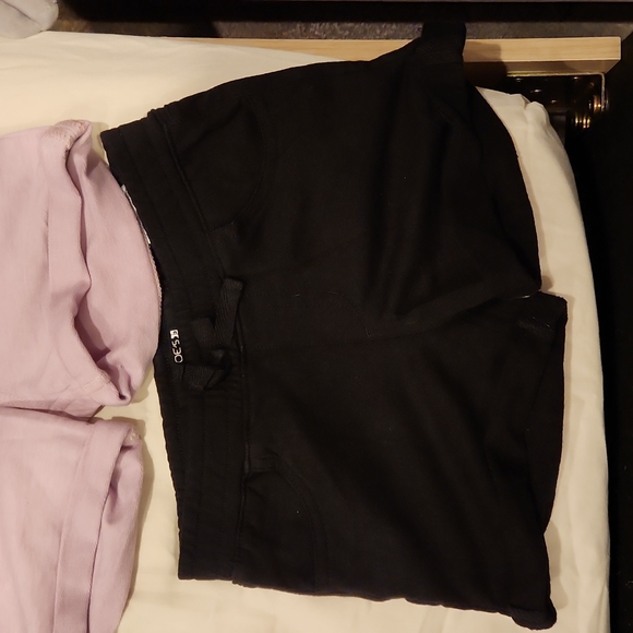 Flowers by zoe t-shirt. Joes shorts - Picture 4 of 4